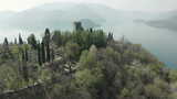 Vezio中世纪城堡，从无人机上可以看到意大利科莫湖高清在线视频素材下载