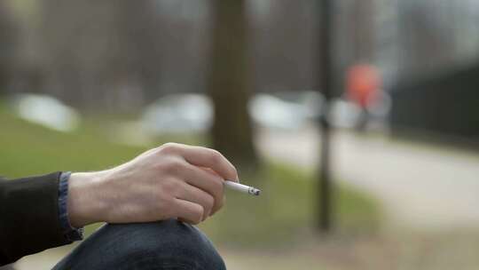 4K-男人抽烟的特写镜头、伤感、孤独