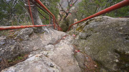 艰难盘山路陡峭路