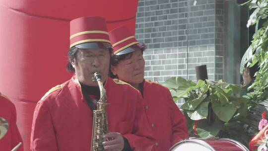 （多镜头）开业老年乐团演奏