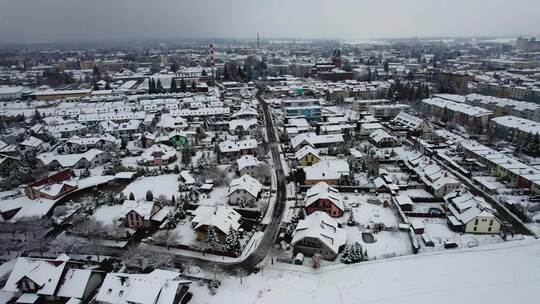 捷克共和国冬季白雪皑皑的房屋和住宅区鸟瞰
