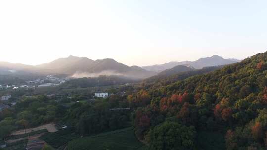 夕阳下的山村和农田高清在线视频素材下载