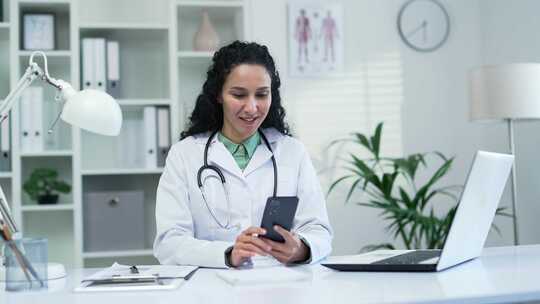 穿着白大褂的快乐女医生使用智能手机，在现视频素材模板下载