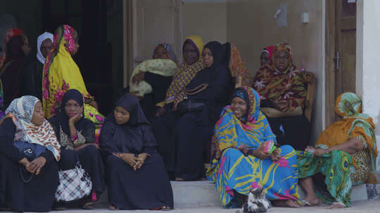 非洲医院走廊里等待看病的非洲人