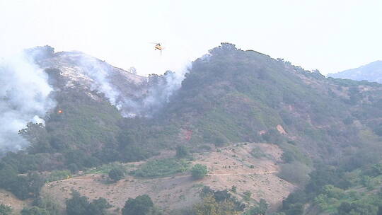 消防直升机灭山火的视频视频素材模板下载