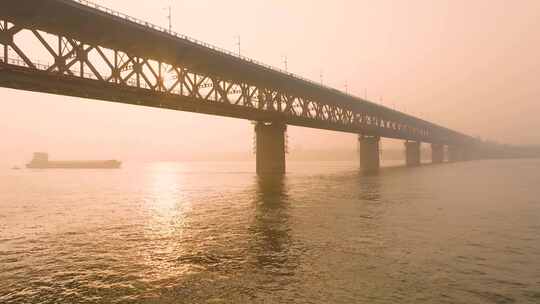 武汉长江大桥清晨轮船火车汽车同时经过大桥
