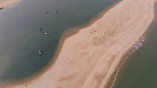4K航拍威海荣成百合湾鱼尾沙滩--渔船海滩