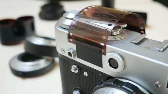 带胶片和镜头的复古相机视频素材模板下载