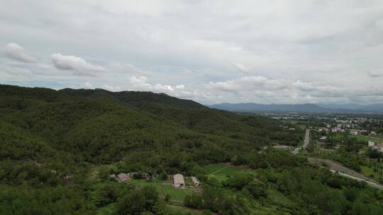 大山中的村庄房屋航拍