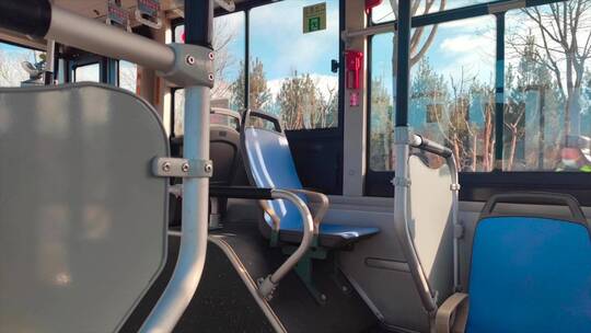 行进中的公交车内部视角有原声视频素材模板下载