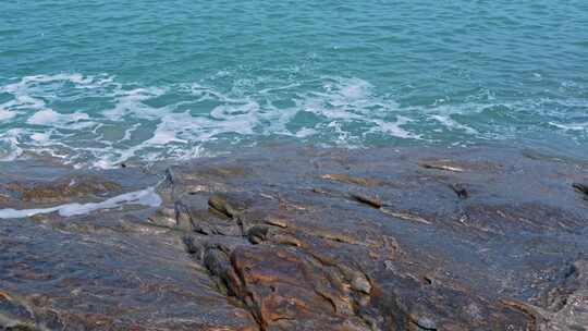 海浪海水冲刷拍打海滩礁石