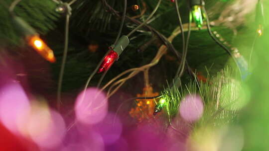 闪烁的花环装饰圣诞树