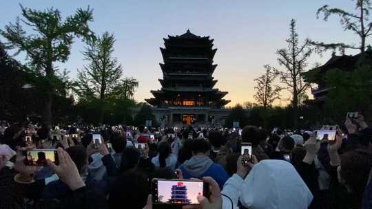 济南大明湖景区超然楼广场，游客聚集拍照视频素材模板下载