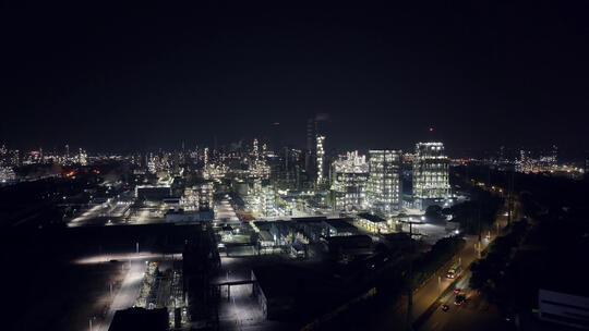 石油化工炼油基地夜景