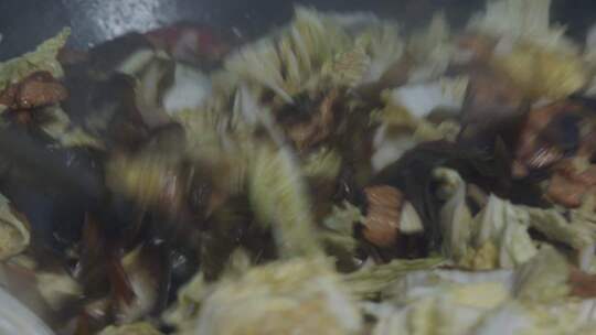 农村大锅菜人在切大白菜的素材