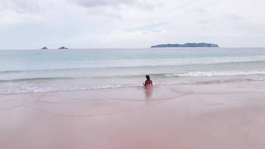 女人在海里冲浪