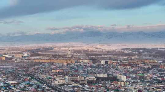 城市远景与雪山摩天轮景观