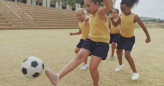 不同女孩在学校前踢足球的腿视频