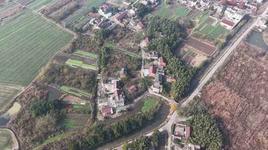 乡村全景俯瞰，田野与道路交错分布