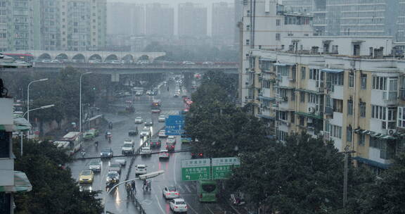 下雪的成都道路交通