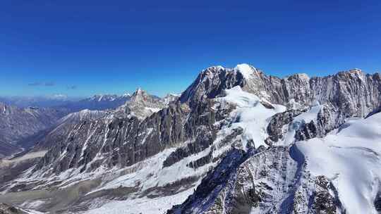 航拍川西横断山脉日乌且嘉子峰小贡嘎雪山