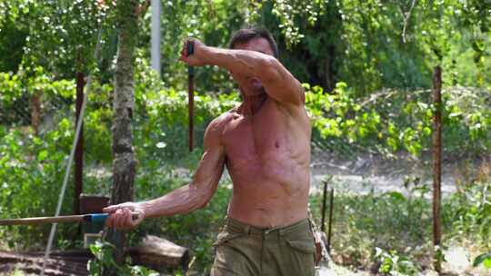 成年男子运动员用木棍展示格斗技巧户外老年视频素材模板下载
