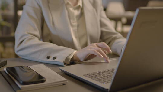 女人在笔记本电脑键盘上打字的特写镜头
