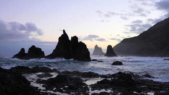 日落在海栈和岩石海岸