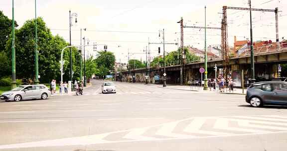 特写城市道路车辆人流