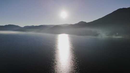 泸沽湖日出湖面日出