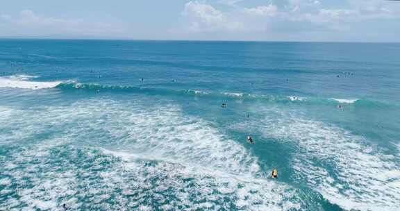 人们在海滩上冲浪