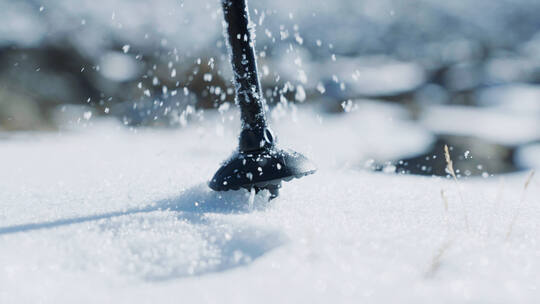 用登山杖在雪地里行走