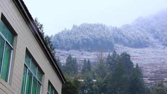 大山深处的小山村下雪的场景实拍