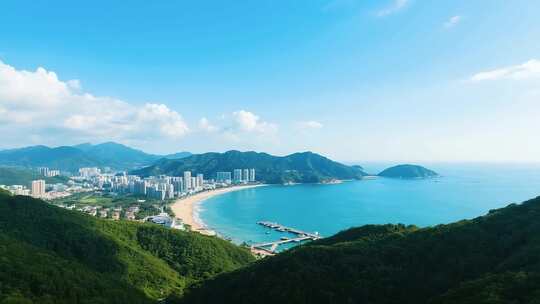 山海间的海滨城市全景