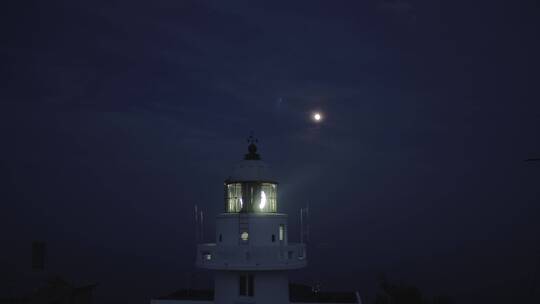 海岛的灯塔夜景航拍