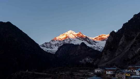 云南-梅里雪山下的村庄日出景象