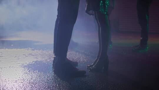 情侣在舞台上跳舞视频素材模板下载