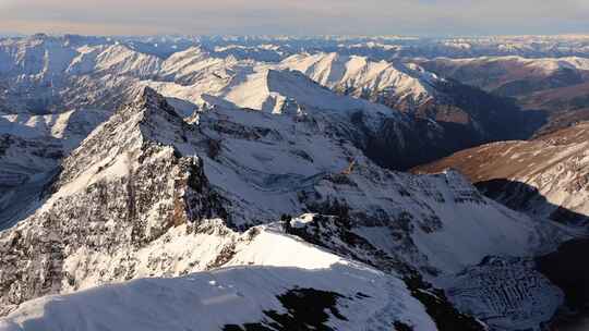 攀登四川岷山山脉主峰雪宝顶雪峰的登山队