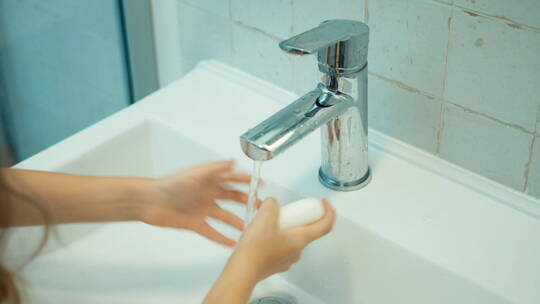 女孩在浴室用肥皂洗手视频素材模板下载