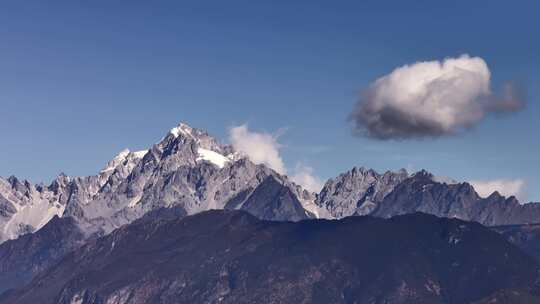 航拍雪山云雾缭绕