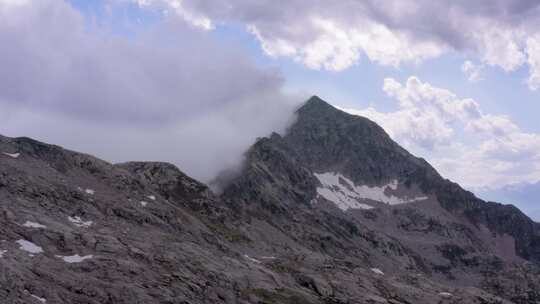 山景边缘有云雪荒凉景观没有人类艰苦的生活