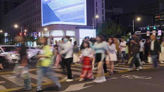 城市夜晚街道人流车流快节奏生活