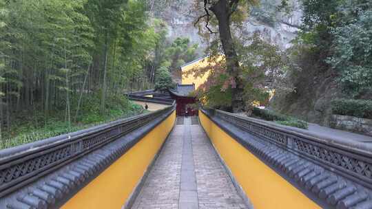 黄色围墙寺庙过道航拍视频素材模板下载