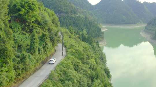 警车司法车行驶在乡村道路上