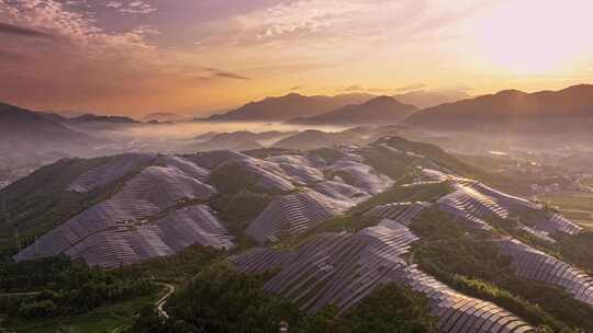 夕阳下山上的太阳能光伏发电站