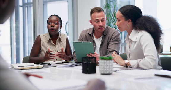 平板电脑，小组或商务人士在会议，讨论，谈