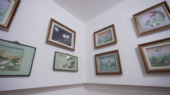 艺术馆墙上悬挂展示的贝雕画作品视频素材模板下载