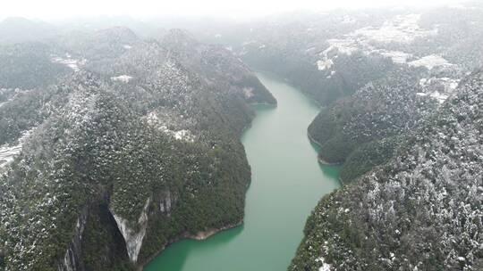 航拍大山 水库 风景