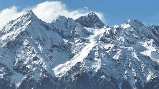 航拍西藏昌都然乌湖旁的雪山视频素材模板下载