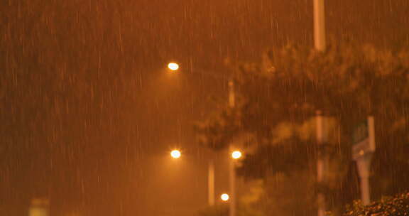 夜晚下雨雨景